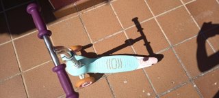 Patinete infantil 3 ruedas azul, ruedas con luces.