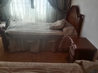 Dormitorio de dos camas y armario cajonera sinfoni
