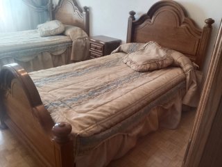 Dormitorio de dos camas y armario cajonera sinfoni