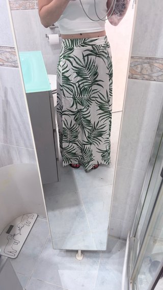 Falda larga estampada con hojas tropicales