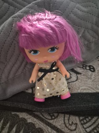 Muñeca con vestido brillante