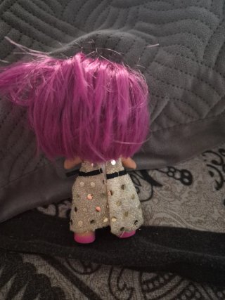 Muñeca con vestido brillante