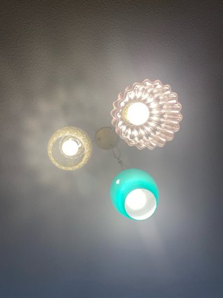 Lampara compuesta por tres tulipas de cristal