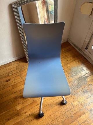 Silla de escritorio azul y blanca
