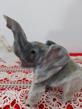 Elefante in marmo fatto a mano