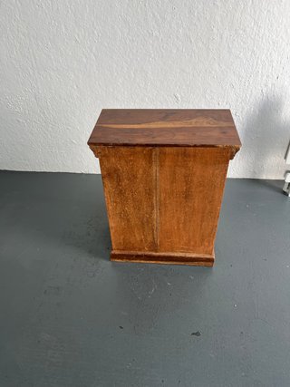 Mesita de noche rústica de madera