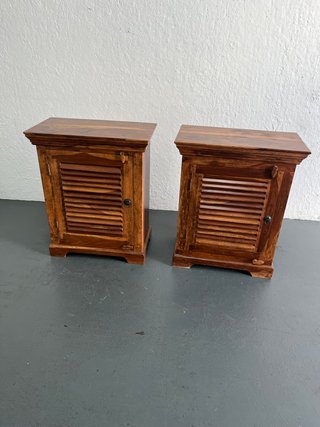 Mesita de noche rústica de madera