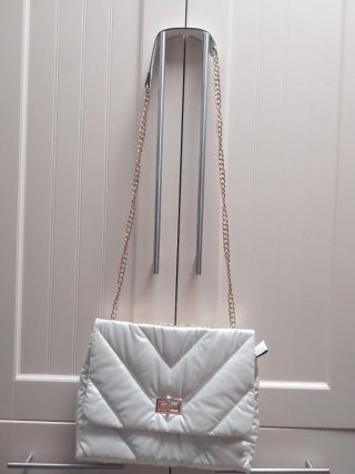 Bolso blanco acolchado