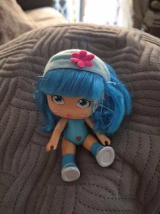 Muñeca azul con flor
