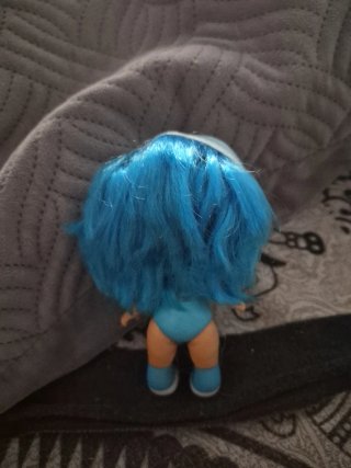 Muñeca azul con flor