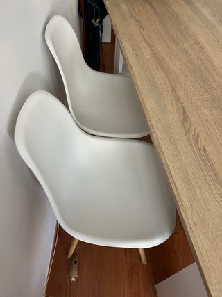 Mesa de comedor madera y/o 4 sillas blancas