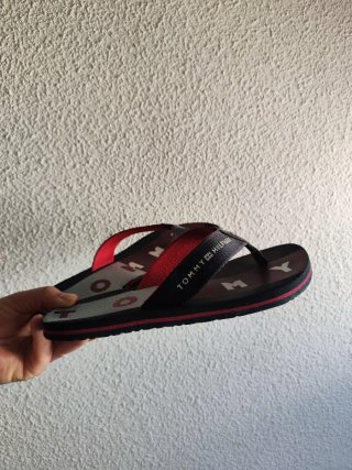 Chanclas Tommy Hilfiger Negras y Rojas