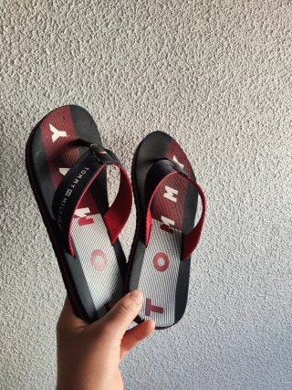 Chanclas Tommy Hilfiger Negras y Rojas