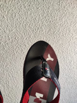 Chanclas Tommy Hilfiger Negras y Rojas