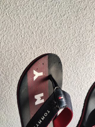 Chanclas Tommy Hilfiger Negras y Rojas