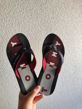Chanclas Tommy Hilfiger Negras y Rojas