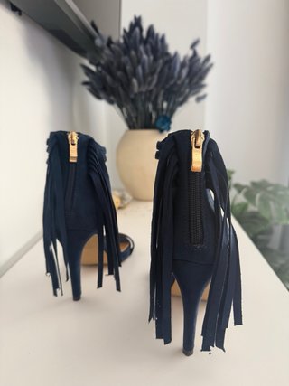 Zapatos de tacón azul con flecos
