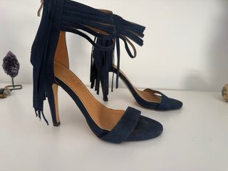 Zapatos de tacón azul con flecos