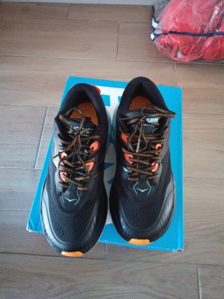 Hoka Talla 43 Negro Naranja nuevas sin uso