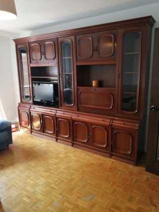 Mueble de salón madera y cristal