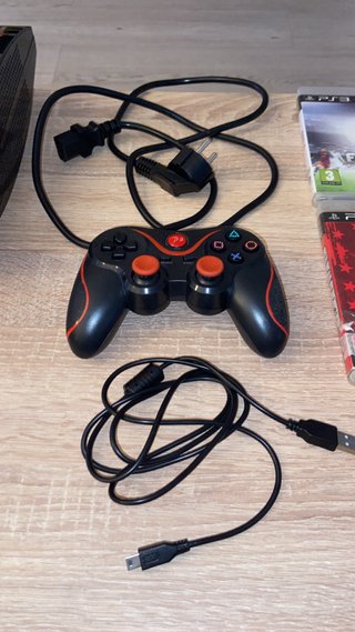PS3 FAT + 4 Giochi + 2 Controller + Tutti i cavi