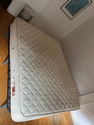 Somier de madera y metal con colchón