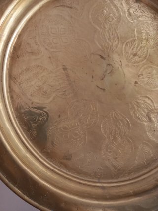 Vassoio in ottone decorato