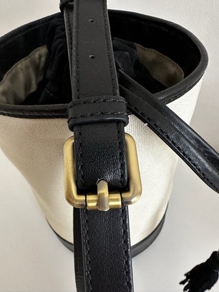 Bolso cubo beige y negro