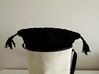 Bolso cubo beige y negro