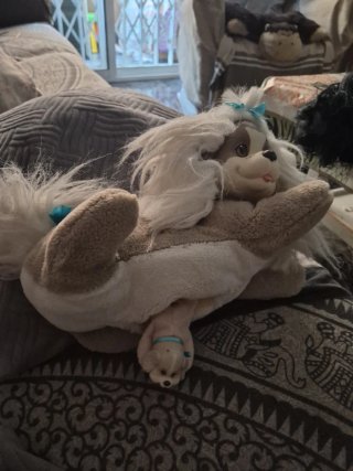 Peluche perro blanco y marrón con lazo