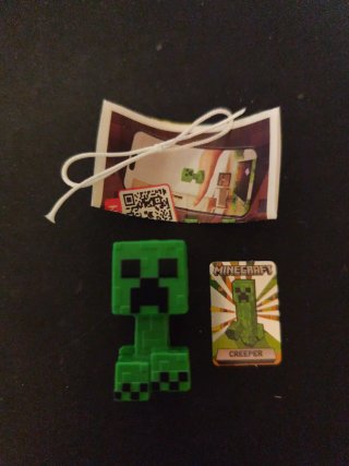 Kinder Joy Minecraft Figura y Carta Kreeper