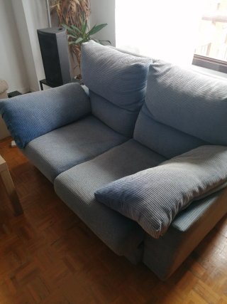 Sofá de tela azul