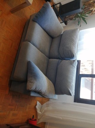 Sofá de tela azul