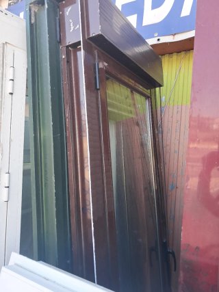 2 Puertas iguales de aluminio color granate
