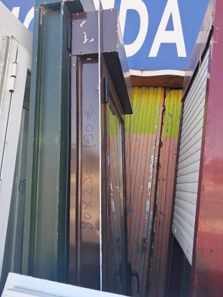 2 Puertas iguales de aluminio color granate