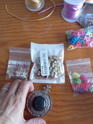 Lote abalorios y cordones para manualidades.