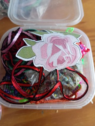 Lote abalorios y cordones para manualidades.