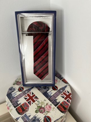 Corbata y pañuelo rojo y negro