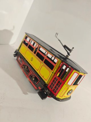 Tren de juguete de hojalata
