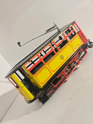 Tren de juguete de hojalata