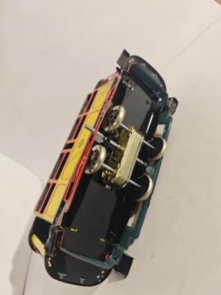 Tren de juguete de hojalata