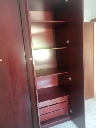Armario de madera con puertas de espejo