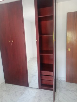 Armario de madera con puertas de espejo