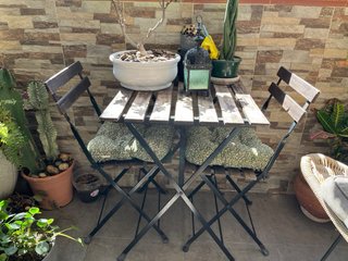 Mesa jardin cn dos sillas