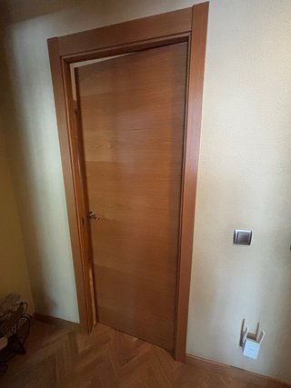 Puerta de madera con cristal
