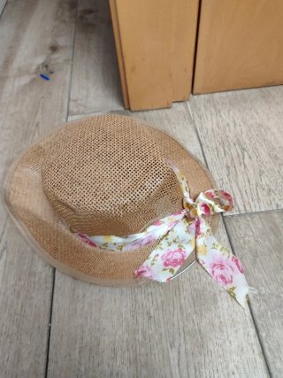 Sombrero de paja con cinta floral