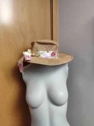Sombrero de paja con cinta floral