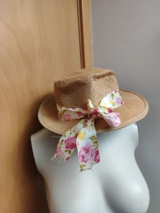 Sombrero de paja con cinta floral