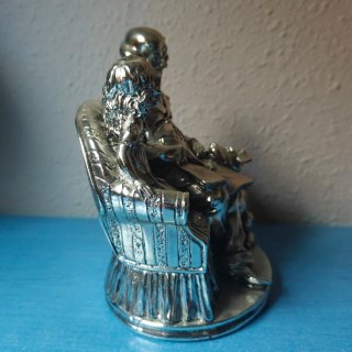Figura resina plateada abuelo, nieta y perro