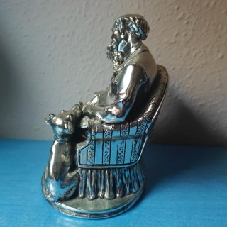 Figura resina plateada abuelo, nieta y perro